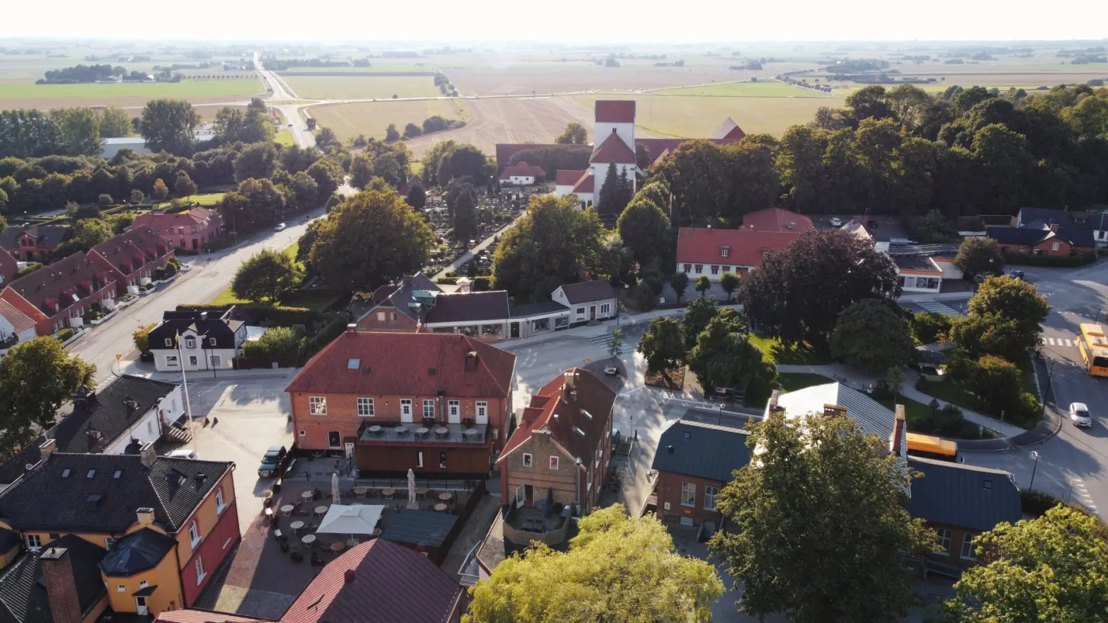 Vy över Dalby kyrka och byn från ovan
